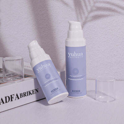 कॉस्मेटिक सीरम टोनर पैकेजिंग और कस्टम लोगो प्रिंटिंग के लिए एयरलेस पंप और स्क्रू कैप के साथ रीसाइक्लेबल प्लास्टिक लोशन की बोतल