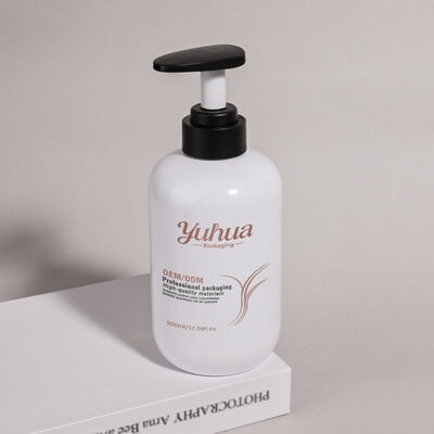 सौंदर्य प्रसाधनों में टिकाऊ पैकेजिंग पहल का समर्थन करने वाली पुनर्नवीनीकरण योग्य सामग्री से बनी 500 मिलीलीटर गोल पीईटी कॉस्मेटिक बोतल